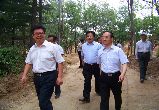 Weifang Hi-Tech Zone Management Committee의 이사 인 Song Chifeng은 무료 무료 토토 사이트 사이트 회사의 Two Rivers Management Project를 조사합니다.